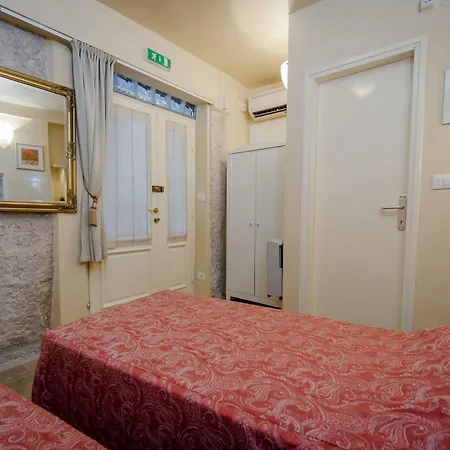 Sotto I Volti Centro Storico 罗维尼