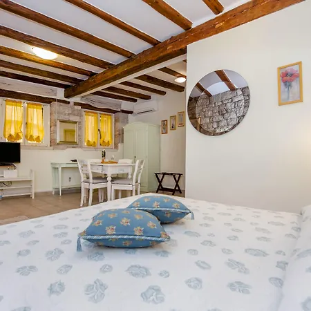 Sotto I Volti Centro Storico 罗维尼