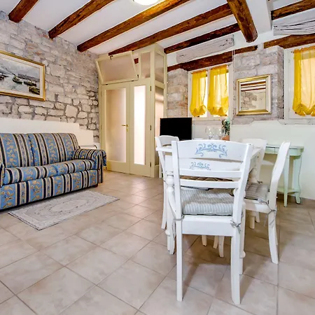 Sotto I Volti Centro Storico 罗维尼