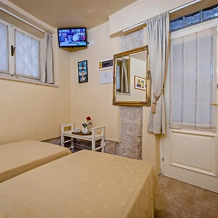 Sotto I Volti Centro Storico 罗维尼