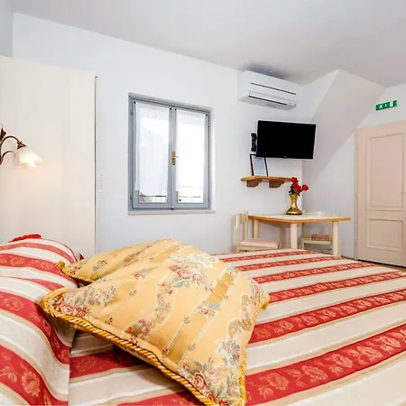 Sotto I Volti Centro Storico 罗维尼