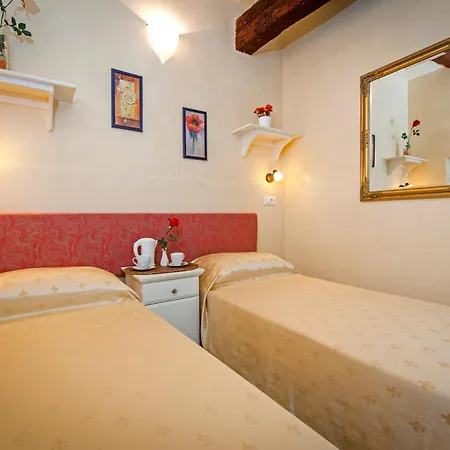 招待所 Sotto I Volti Centro Storico 3*