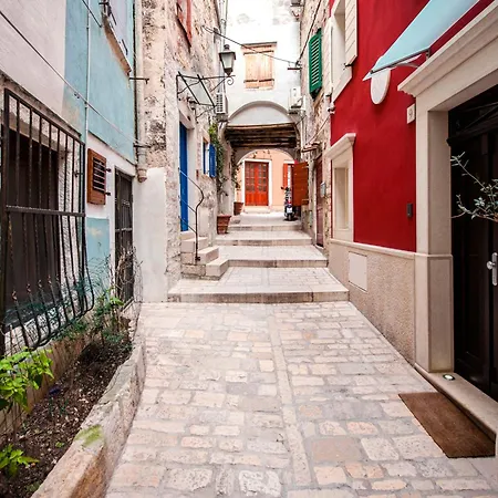 Sotto I Volti Centro Storico 罗维尼